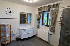 geräumiges Badezimmer