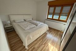 Schlafzimmer mit Doppelbett