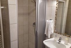 Bad mit Dusche, WC und Waschmaschine