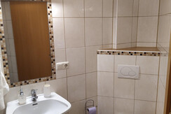 Bad 2 mit Dusche, WC und Waschmaschine