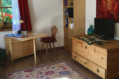 06 Wohnzimmer, Truhe mit TV, Tisch, Regal