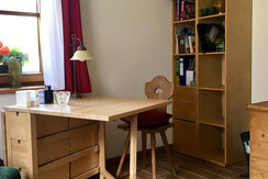 14 Spieltisch, Regal mit Spielen