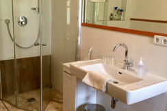 17 Bad Dusche, Waschbecken