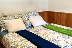 23 ShlZi. Doppelbett mit Nepardecken