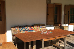 28 Terrasse mit Tisch & Bank