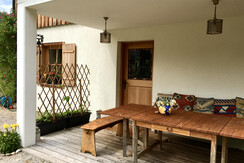 33 Terrasse mit Bank & Tisch
