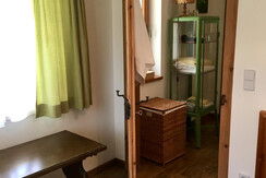 18 Schlafzimmer mit Blick ins Bad