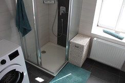 Badezimmer mit Waschmaschine