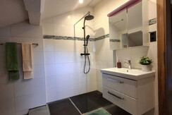 Bad Dusche und Waschbecken 1