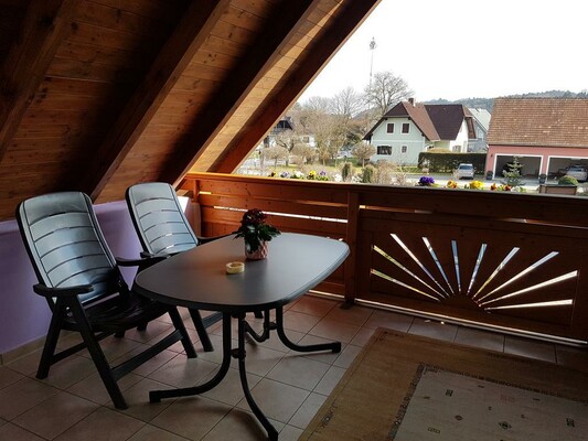 Der große Balkon mit Aussicht auf das Dorfzentrum | © Helmut Janisch