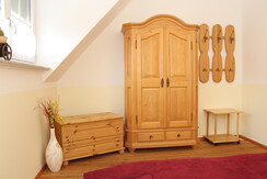 Zimmer Gelb mit Holz