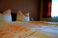 Schlafzimmer mit gemütlichem Bett