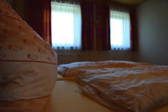 Schlafzimmer mit 2 Fenster