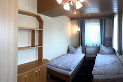 geräumiges Zweibettzimmer