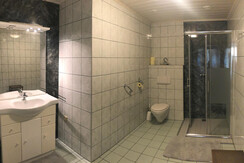 Badezimmer mit großer Dusche
