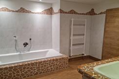 Ferienwohnung Veronika, Grundlsee, Bad mit Wanne