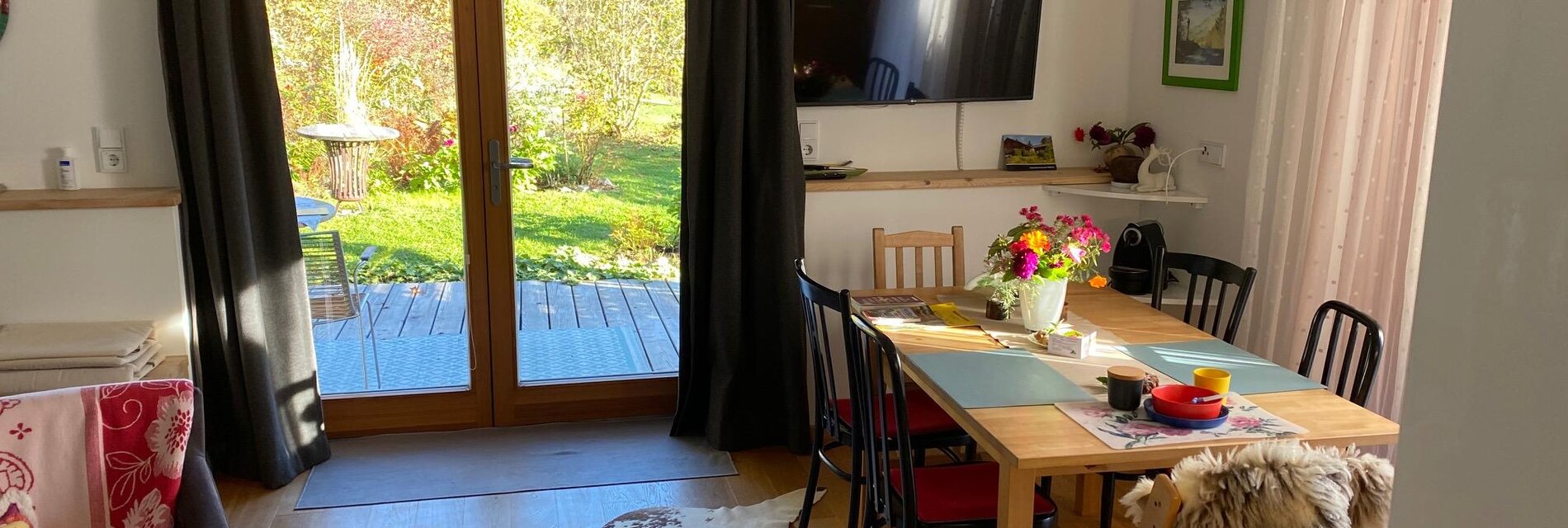 Esstisch mit Terrassenblick