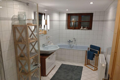 s'Rastl, Grundlsee, Badezimmer mit Wanne