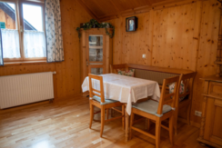 Ferienwohnung Rosengarten, Grundlsee, Tisch