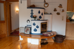 Ferienwohnung Rosengarten, Grundlsee, Kachelofen