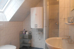 Badezimmer mit Fenster