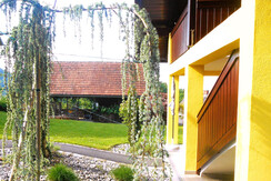 Direkter Hofzugang mit überdachter Außenstiege