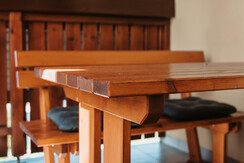 Großer überdachter Balkon mit Sitzbereich