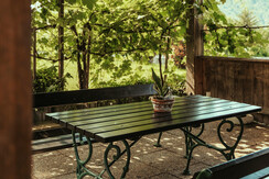 Die überdachte Weinlaube