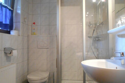 Badezimmer mit Fenster