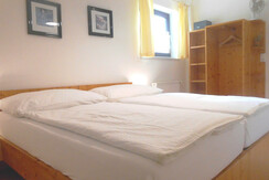 Das Schlafzimmer mit Doppelbett