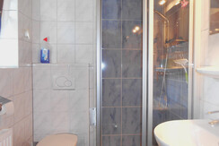 Badezimmer mit Dusche