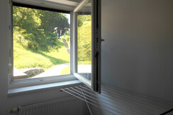 Badezimmerfenster mit Aussicht