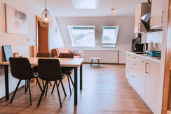 Sehr gut ausgestattete Küche mit Essbereich