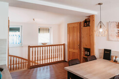 Die Treppe ist mit einer Geländertür absperrbar