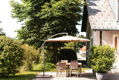 Sonnenterrasse und Garten mit Kastanienbaum