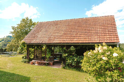 Der Stadl mit Weinlaube im Garten