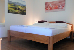 Schlafbereich mit Vollholzdoppelbett