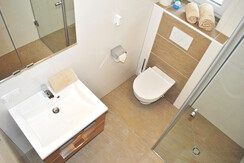 Schönes Badezimmer mit barrierefreier Dusche