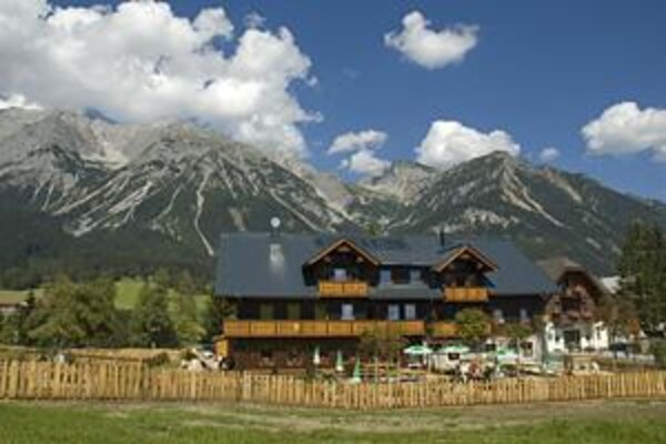 Kulmwirt und Dachstein Massiv | © Kulm Ferienwohnungen