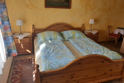 Bett mit Nachtkästchen