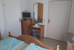 Schreibtisch, TV,Kühlschrank