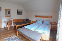 bedroom (1x double bed, 1x single bed)