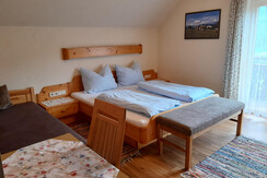 bedroom (1x double bed, 1x single bed)