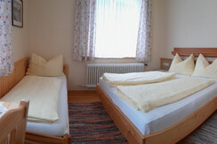 App 1, Schlafzimmer (1 Doppelbett, 1 Einzelbett)