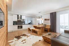 Top 1 bright and spacious eat-in kitchen