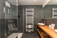 Top 1 bathroom en suite with shower and toilet