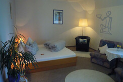 Gemütliches Schlafzimmer mit kleiner Sitzecke