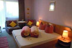 Schlafzimmer mit gemütlicher Sitzecke