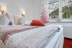 Schlafzimmer mit Blick zum Dachsteingebirge