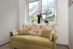 gemütliche Couch im Stiegenhaus